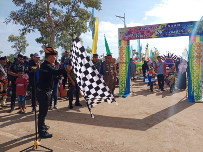 
					Bupati Tana Tidung, Ibrahim Ali mengibarkan bendera start sebagai tanda diberangkatkannya puluhan peserta sepeda sehat dan Trabas bertempat di Jalan Perintis depan Lapangan Bola RTH Kabupaten Tana Tidung, Sabtu (5/11)