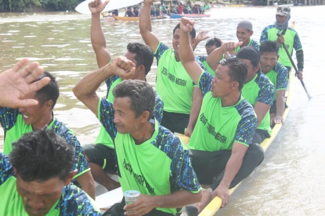 
					Pesert Lomba Dayung Desa Tana Merah 