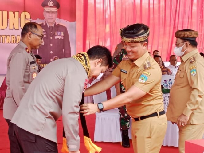 
					Bupati Kabupaten Tana Tidung, Ibrahim Ali menyambut rombongan Kapolda Kalimantan Utara peresmian Mako Kepolisian Resor Tana Tidung, Senin (7/11)