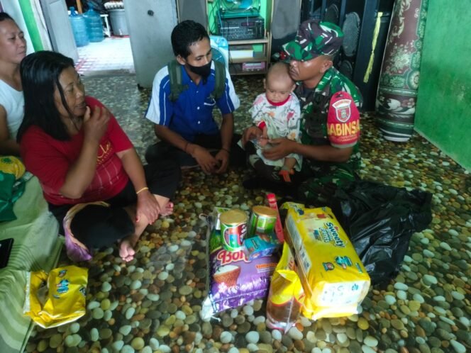 
					Koptu Kunjungan Simanjuntak Babinsa Koramil 0907/04 Tarakan Utara memberikan bantuan sembako serta kebutuhan bayi kepada Keluarga Bapak Alvin.Foto : Penerangan Kodim 0907/Trk 