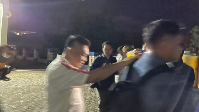 
					Kasi LALA  KSOP Tarakan saat dibawa Personil Ditreskrimus Polda Kaltara