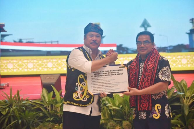 
					Irjen Kementan, Dr. Jan S.Maringka menyerahkan bantuan secara simbolis Pemerintah Kementrian Pertanian di Provinsi Kalimantan Utara, Sabtu (13/11)