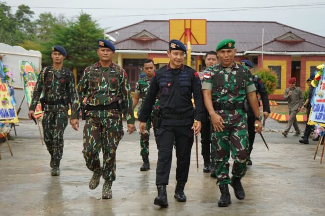 
					Danrem 092/Mrl, Brigjen TNI Ari Estefanus menghadiri Syukuran HUT Korps Brimob Polri ke -77 bertempat di Lapangan Upacara Mako Sat Brimob Polres Kaltara, Senin (14/11)