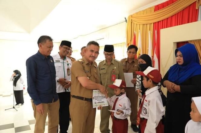 
					Wali Kota Tarakan dr. Khairul menyerahkan bantuan biaya pendidikan ke salah satu siswa. Foto : Humas Pemkot.