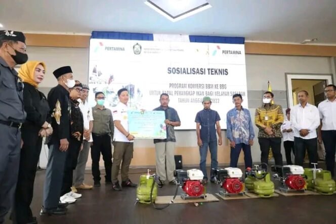 
					Bupati Tana Tidung, Ibrahim Ali menyerahkan secara simbolis bantuan program konversi bahan bakar minyak (BBM) ke bahan bakar gas (BBG) untuk nelayan di Bumi Upun Taka bertoat di Pendopo Djaparudin, Rabu (16/11)