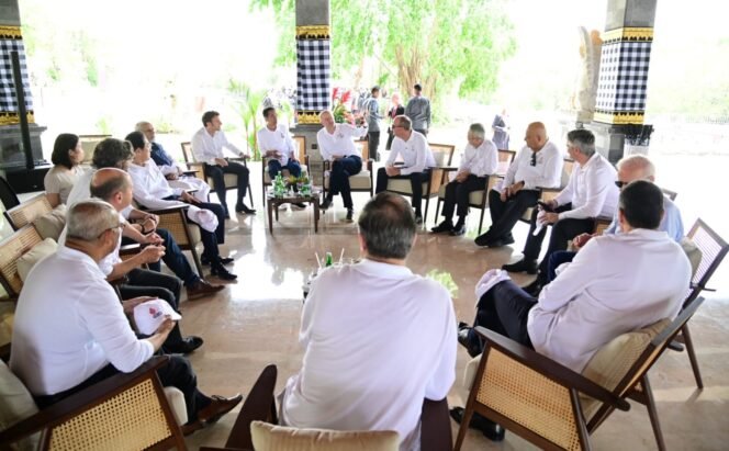 
					Momen Pemimpin Dunia Ngobrol Santai di Tahura Ngurah Rai