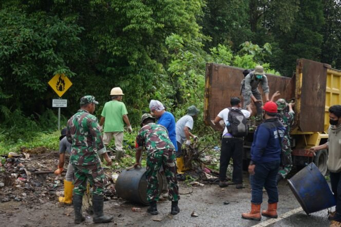 
					Pemerintah Kota Tarakan bekerjasama dengan Kodim 0907/Trk melaksanakan kerja bakti di kawasan  Hutan Lindung Kota Tarakan, Jumat (18/11) 
