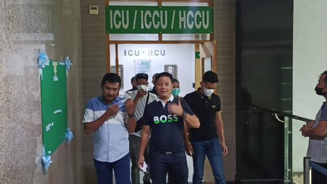 
					Ketua Umum Pengurus Besar Forum Komunikasi Warga Tidung (PB FKWT) Provinsi Kaltara, Ibrahim Ali bersama jajaran pengurus menjenguk warga Tidung yang sedang di rawat di RSUD dr H.Jusuf  SK, Sabtu (19/11)