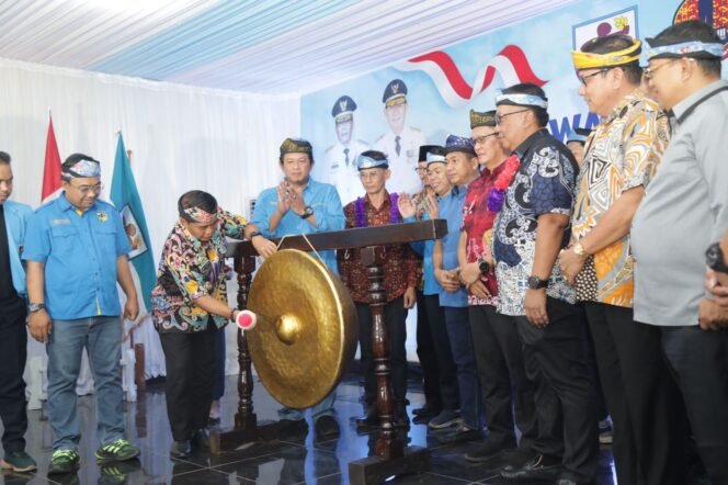 
					PEMUKULAN GONG - Gubernur Kaltara, Drs H Zainal A Paliwang buka Musda Ketiga DPD KNPI Provinsi Kaltara yang diselenggarakan di Gedung Aula Serbaguna Aztrada88 Sebatik Nunukan, Ahad (20/11)