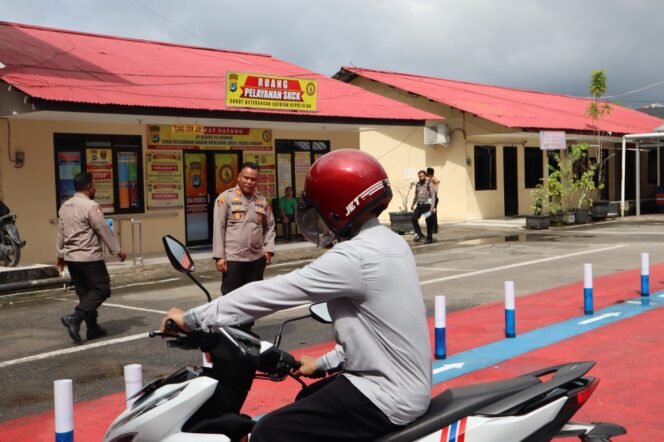 
					Kapolres Tarakan, AKBP Taufik Nurmandia saat melakukan sidak pelaksanaan Ujian Praktek SIM C di Lapangan Praktek Polres Tarakan. Foto: HumasRes Trk