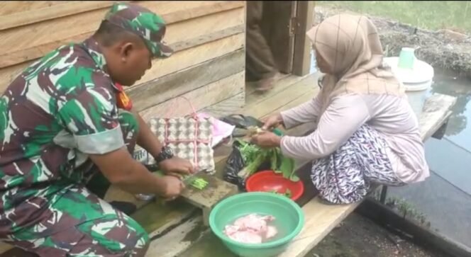 
					Babinsa Koramil 01/Sesayap Kodim 0914/TNT, Kopda Zeri masak bersama warga binaanya di dapur kediaman Bapak Anam Desa Tideng Pala, Kecamatan Sesayap, Rabu (23/11)