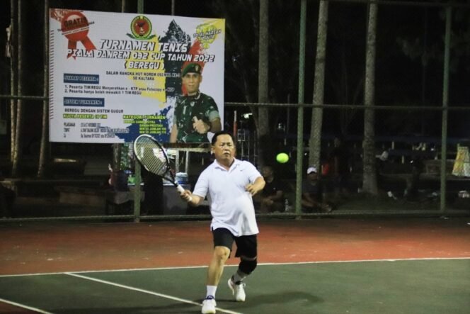 
					Wakil Bupati Tana Tidung, Hendrik Berpartisipasi dalam Turnen Danrem 092/Maharajalila Cup Cabor Tenis Lapangan bertempat di Lapangan Ahmad Yani Tanjung Selor, Jumat (25/11)