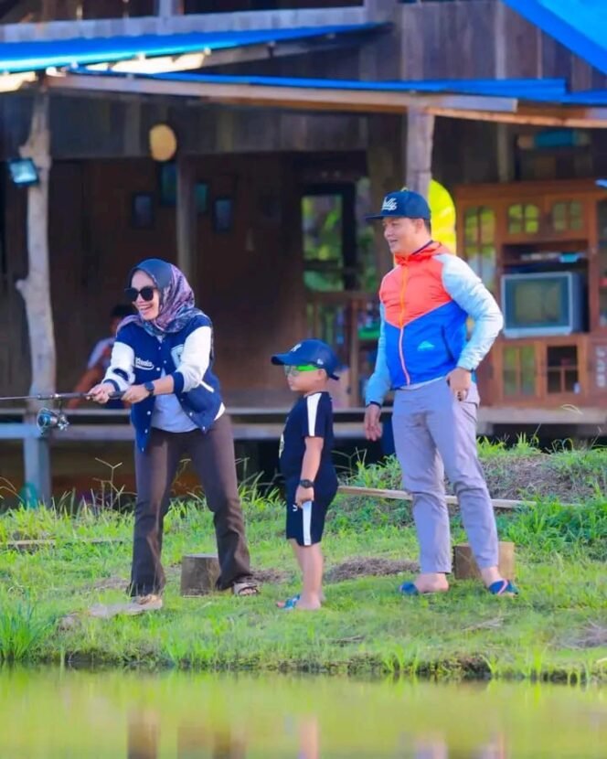 
					Bupati Tana Tidung Ibrahim Ali Beserta Keluarga Menikmati Hari Libur dengan Memancing di Pemancingan Ikan Kang Iwan di Desa Sebidai Kecamatan Sesayap, Sabtu (26/11).
