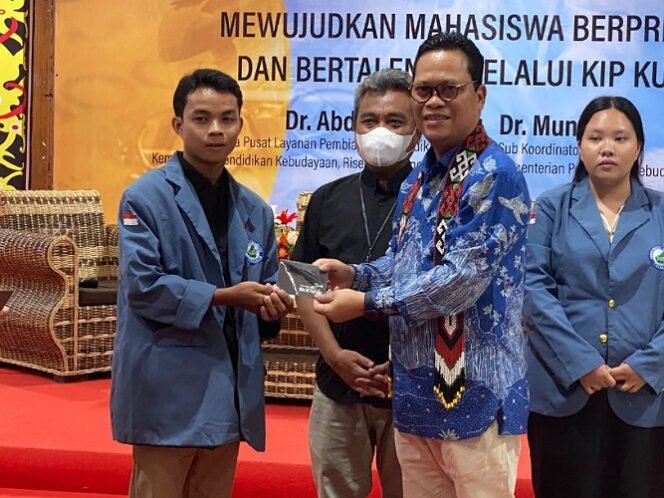 
					Ketua Komite 3 DPD RI Hasan Basri menyerahkan beasiswa PIP kuliah kepada mahasiswa UBT. Foto : ist