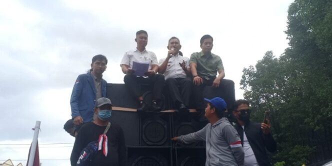 
					Walikota Tarakan Khairul Bersama Ketua DPRD Tarakan Al Rhazali Temui Pendemo. Foto: ist