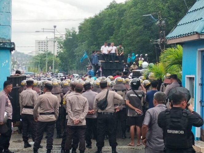 
					Ketua DPRD Kota Tarakan Al Rhazali (baju hijau) bersama Wali Kota  dr. Khairul menemui demontran soal harga udang. Foto : Ist 