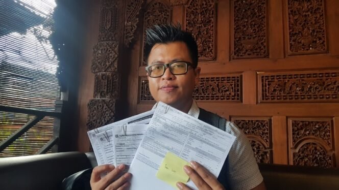 
					Store Manager Ramayana Tarakan Joko Prayogo, SH menunjukan bukti pembayaran sewa. Foto : Fokusborneo.com 