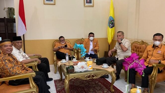 
					Ketua Fraksi Hanura DPRD Kota Tarakan Rusli Jabba mengantar Ketum Oso balik ke Jakarta. Foto : Ist.