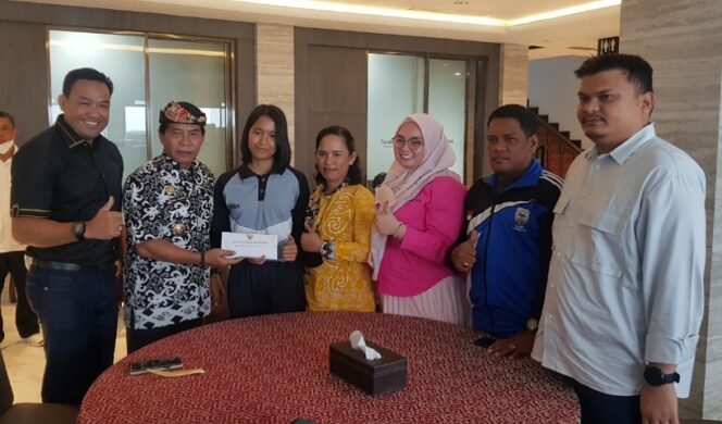 
					Gubernur Kaltara Zainal Paliwang serahkan bantuan biaya transportasi dan akomodasi kepada atlet renang Zefanya. Foto : Fokusborneo.com 
