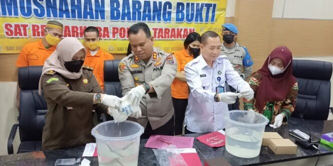 
					Kapolres Tarakan AKBP Taufik Nurmandia Bersama Kepala BNNK Tarakan, Kejaksaan Negeri dan Pengadilan Negeri Memusnahkan Narkoba Jenis Sabu. Foto: fokusborneo.com 