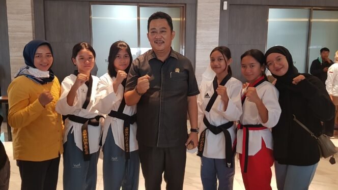 
					Atlet TI Kaltara minta dukungan Ketua DPRD Provinsi Kaltara Albertus untuk mengikuti Kejurwil. Foto : Fokusborneo.com 