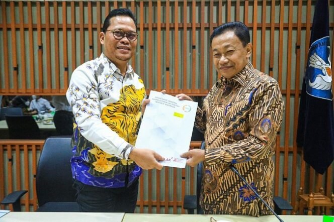 
					Ketua Komite 3 DPD RI Hasan Basri bersama Staf Khusus Mendikbudristek. Foto : Ist 