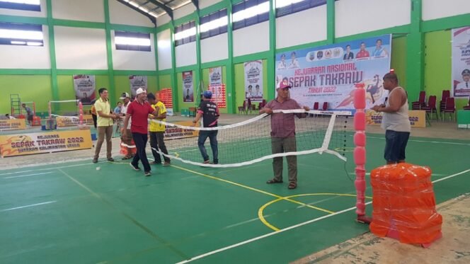 
					Panitia Kejurnas Sepak Takraw 2022 menyelesaikan pemasangan net di GOR tipe B Kota Tarakan. Foto : Fokusborneo.com 