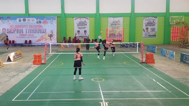 
					Tim Putri Sepak Takraw Provinsi Jateng uji coba lapangan di GOR tipe B Kota Tarakan. Foto : Fokusborneo.com 
