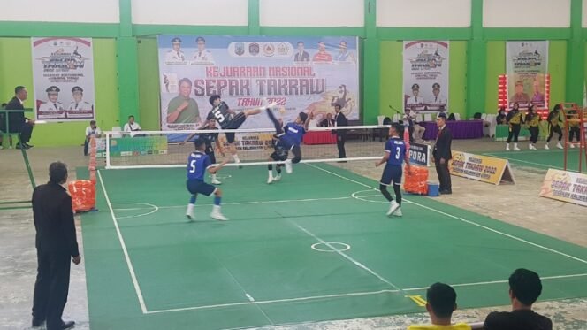 
					Kejurnas Sepak Takraw : Tim putra Riau (baju hitam) vs Kalsel (baju biru). Foto : Fokusborneo.com 