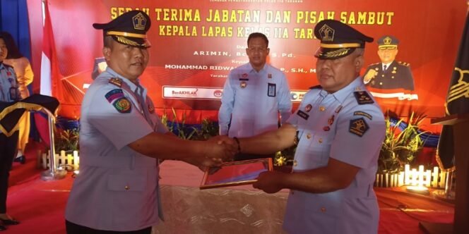 
					Serah Terima Jabatan Kalapas Tarakan dari Arimin kepada Mohammad Ridwantoro. Foto: fokus Borneo.com 