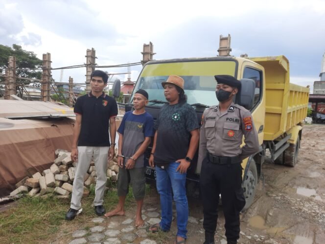 
					Tampak pelaku AR (44) saat diamankan personel Resmob Polres Tarakan, Selasa (22/11/2022). Foto : Dokumentasi Humas Polres Tarakan