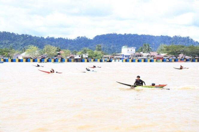 
					Warga Antusias Saksikan Balap Perahu dan Ketinting â€˜Festival Sungai Kayanâ€™