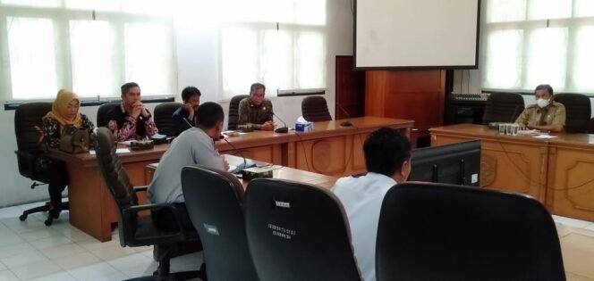 
					DPRD Kota Tarakan kembali melakukan Rapat Dengar Pendapat (Rdp) dengan berbagai pihak terkait persoalan antrean kendaraan truck yang terjadi di SPBU.