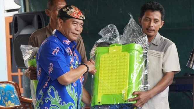 
					BERIKAN BANTUAN : Gubernur Kaltara, Drs H Zainal A Paliwang SH, M.Hum menyerahkan bantuan alat pertanian kepada kelompok tani Desa Gunung Putih, Kamis (8/12).

