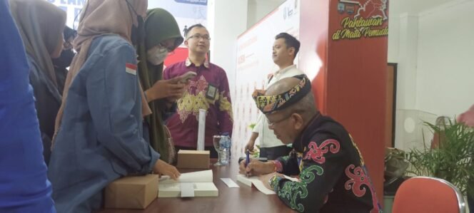
					Dr Pius Memberikan Tanda Tangan Buku Aldera Kepada Mahasiswa di Tarakan
