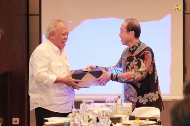 
					Menteri PUPR Basuki Hadimuljono melakukan pertemuan dengan Delegasi Jepang yang dipimpin oleh Penasehat Utama Japan Bank for International Cooperation (JBIC) Hiroto Izumi terkait pembangunan Ibu Kota Negara (IKN) Nusantara, di Kalimantan Timur. ANTARA/HO-Kementerian PUPR