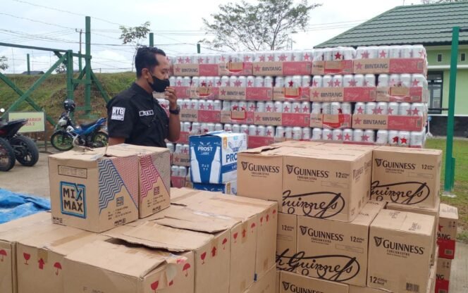 
					Ratusan minuman keras (Miras) tanpa ijin diamankan jajaran Personel Korem 092/Maharajalila di pelabuhan Kayan VI, Tanjung Selor, Kabupaten Bulungan, Senin (12/12/2022).Foto : Ist