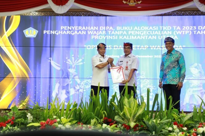 
					PENYERAHAN DIPA : Gubernur Kaltara, Drs H Zainal A Paliwang SH, M.Hum didampingi Kanwil DJPb Kaltara, Wahyu Prihantoro, S.E., M.P menyerahkan DIPA serta Buku TKD TA 2023, Rabu (14/12). Foto : Dkisp Kaltara 

