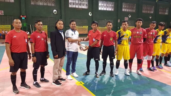 
					Ketua AFP Kaltara Muhammad Hanafia menyerahkan bola pertanda pertandingan cabor futsal Porprov I Kaltara dimulai. Foto : Fokusborneo.com