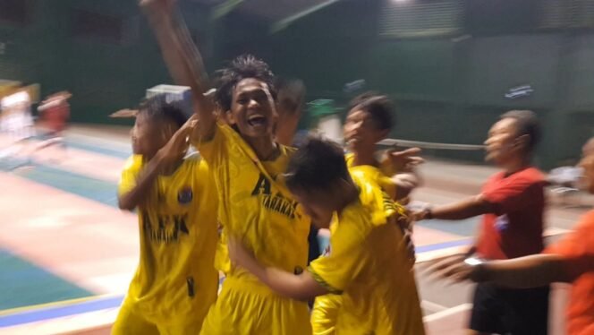 
					Tim futsal putra Tarakan (baju kuning) tundukan Malinau (baju putih) di ajang Porprov I Kaltara. Foto : Fokusborneo.com