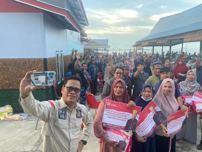 
					BERSWAFOTO : Ketua Komite 3 DPD RI  Hasan Basri saat berswafoto (Selfie) bersama warga Tana Kuning Bulungan, Senin (19/12).
