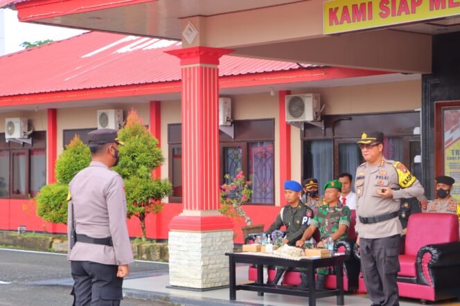 
					Kapolres Bulungan, AKBP Ronaldo Maradona memimpin Apel Gelar Pasukan Operasi Lilin Candi 2022 bertempat di Halaman Mako Polres Bulungan, Kamis (22/12)