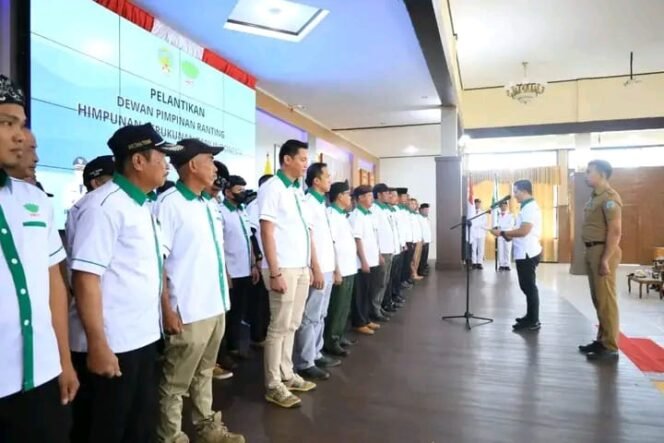 
					Ketua DPC HKTI Kabupaten Tana Tidung, Ibrahim Ali melantik pengurus ranting HKTI di 5 Kecamatan Tana Tidung, Selasa (27/12) 