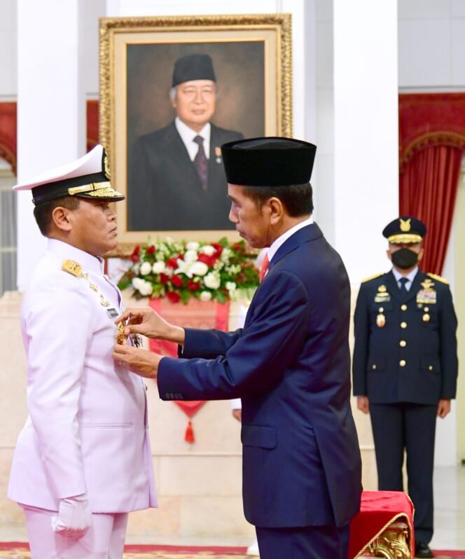 
					Presiden Jokowi Lantik Muhammad Ali sebagai KSAL di Istana Negara