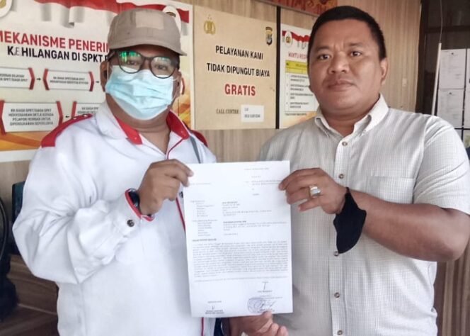 
					Ali Bersama Kuasa Hukumnya Sulaiman Melihatkan Surat Pengaduan ke Polres Tarakan. Foto: ist