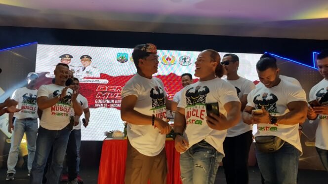 
					Gubernur Kaltara Zainal Paliwang bersama atlet Binaraga Nasional Iwan Samurai. Foto : Fokusborneo.com 