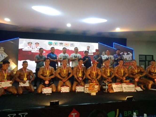 
					Penyerahan hadiah Benuanta Muscle Fighter Gubernur Kaltara Cup II Open se-Indonesia. Foto : Fokusborneo.com 