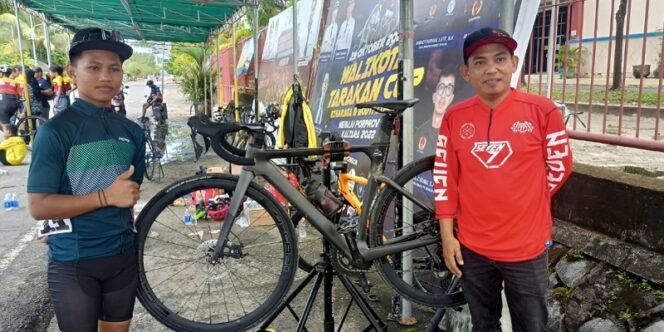 
					Peraih Mendali Emas, M Nor Rizkyansyah Berpose di Sepeda Usai Pertandingan. Foto: fokusborneo.com