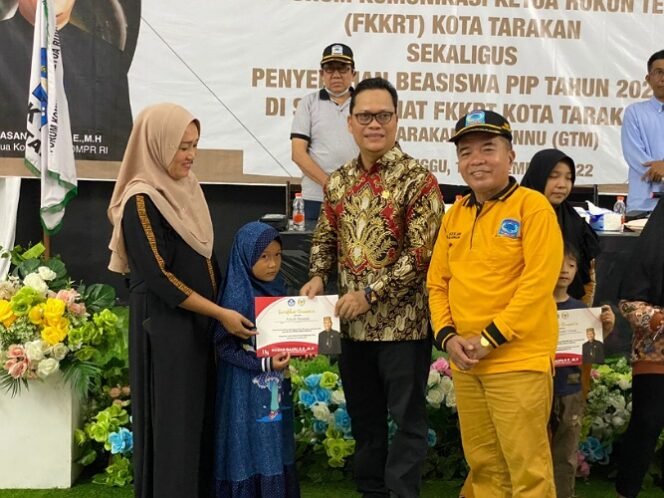 
					Ketua Komite 3 DPD RI Hasan Basri serahkan beasiswa PIP di Kota Tarakan. Foto : Ist 