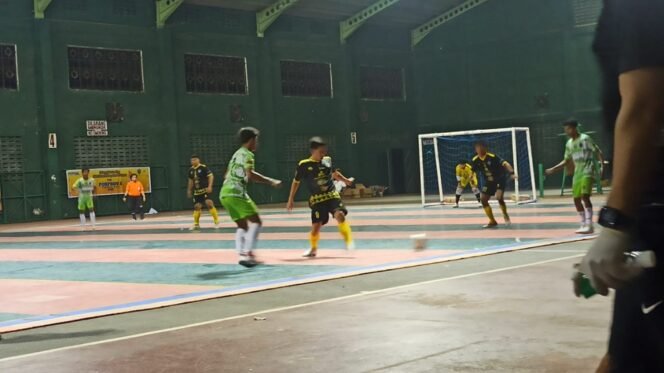 
					Menang besar atas Nunukan (koas hijau les putih), KTT (kaos hitam) jaga peluang rebut medali di cabor futsal Porprov I Kaltara. Foto : Ist 